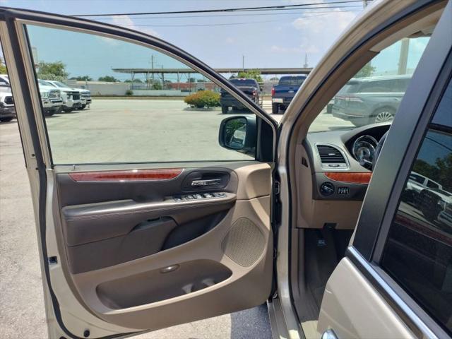 2014 Chrysler Town & Country Touring-L