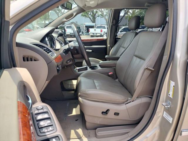2014 Chrysler Town & Country Touring-L