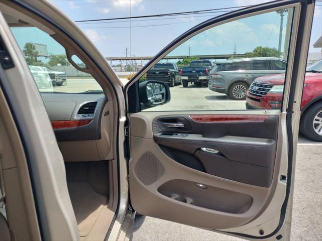 2014 Chrysler Town & Country Touring-L