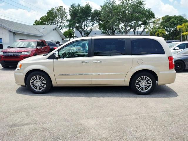 2014 Chrysler Town & Country Touring-L