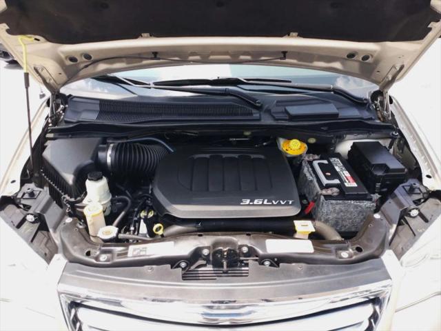 2014 Chrysler Town & Country Touring-L