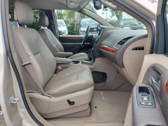 2014 Chrysler Town & Country Touring-L
