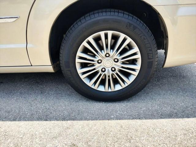 2014 Chrysler Town & Country Touring-L