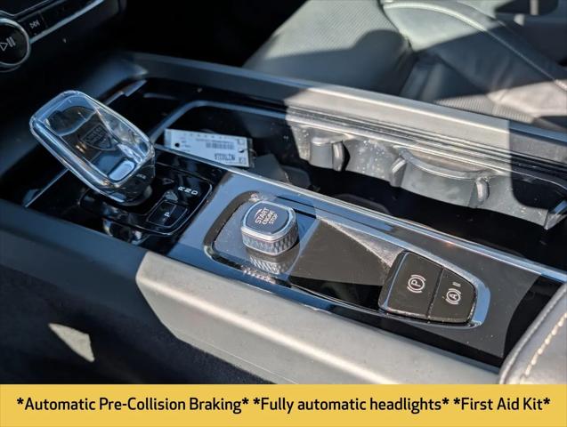 2024 Volvo XC60 Recharge T8 Ultimate Dark Theme