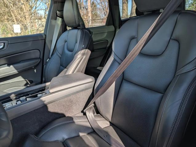 2024 Volvo XC60 Recharge T8 Ultimate Dark Theme