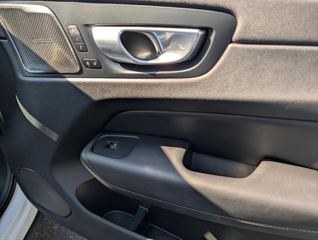 2024 Volvo XC60 Recharge T8 Ultimate Dark Theme