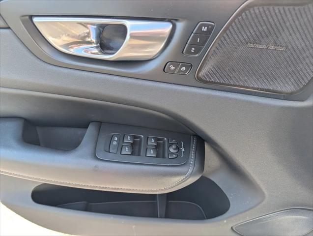 2024 Volvo XC60 Recharge T8 Ultimate Dark Theme