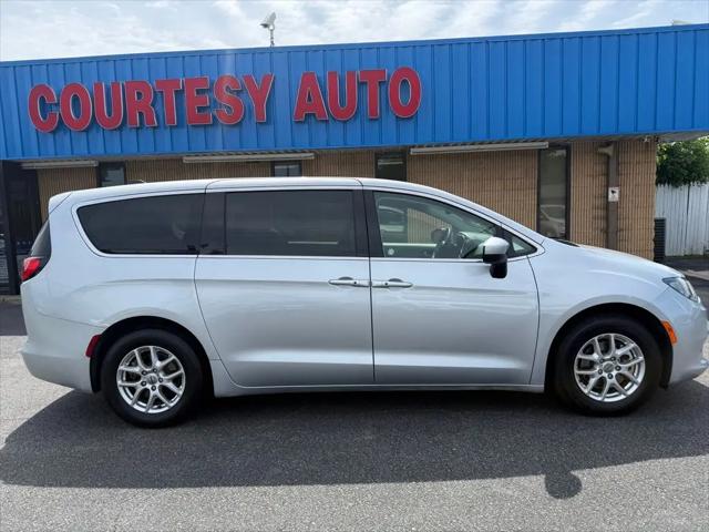 2023 Chrysler Voyager LX