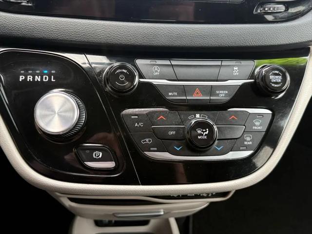 2023 Chrysler Voyager LX