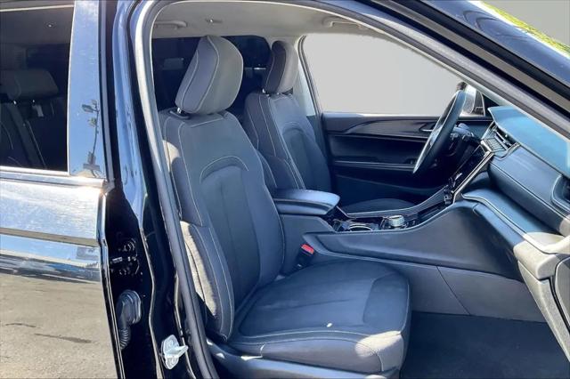 2023 Jeep Grand Cherokee L Laredo 4x2