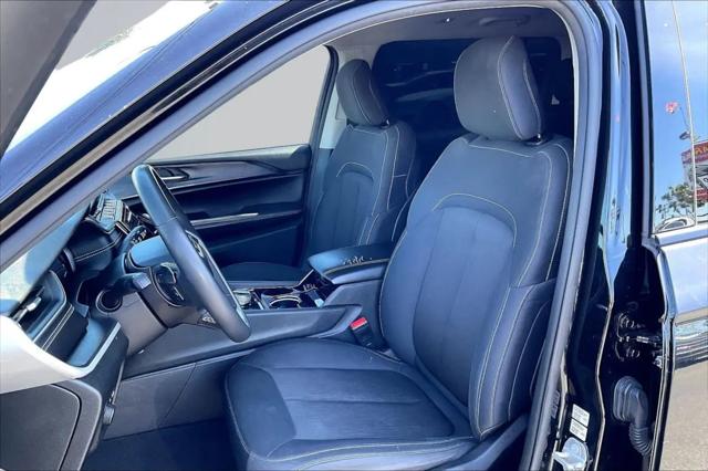 2023 Jeep Grand Cherokee L Laredo 4x2