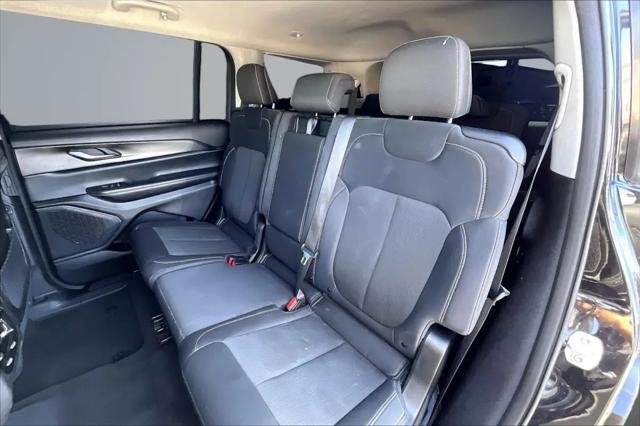2023 Jeep Grand Cherokee L Laredo 4x2