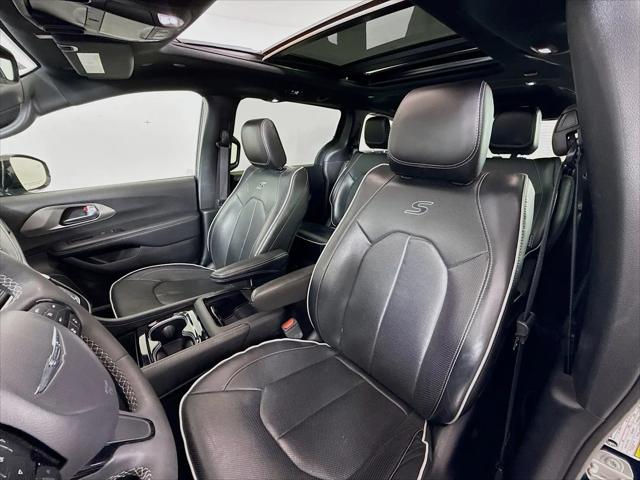 2024 Chrysler Pacifica Hybrid Premium S Appearance Pkg