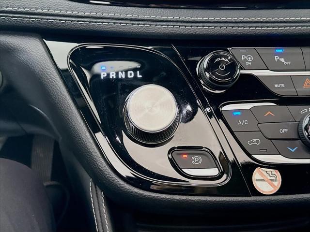 2024 Chrysler Pacifica Hybrid Premium S Appearance Pkg