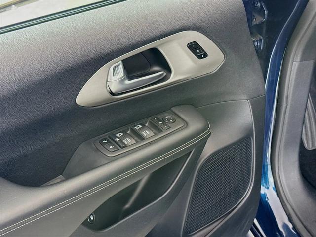 2024 Chrysler Pacifica Hybrid Premium S Appearance Pkg