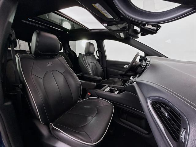 2024 Chrysler Pacifica Hybrid Premium S Appearance Pkg