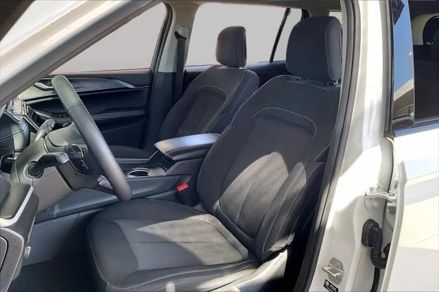 2023 Jeep Grand Cherokee L Laredo 4x4