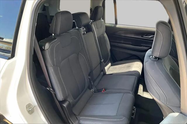 2023 Jeep Grand Cherokee L Laredo 4x4