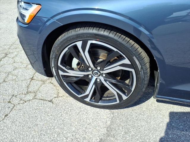 2024 Volvo S60 B5 Core Dark Theme