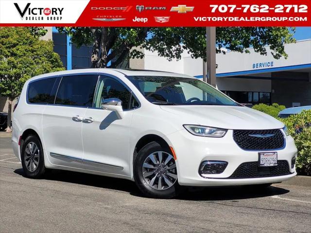 2022 Chrysler Pacifica Hybrid Limited for sale in Petaluma, CA