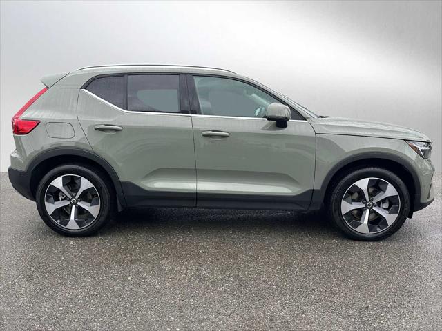 2025 Volvo XC40 B5 Plus Bright Theme