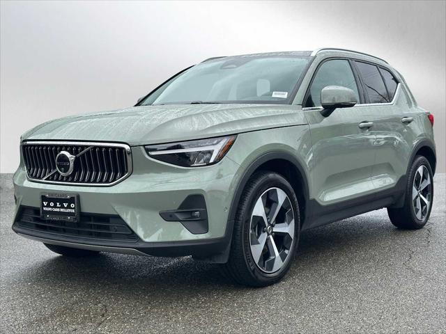 2025 Volvo XC40 B5 Plus Bright Theme