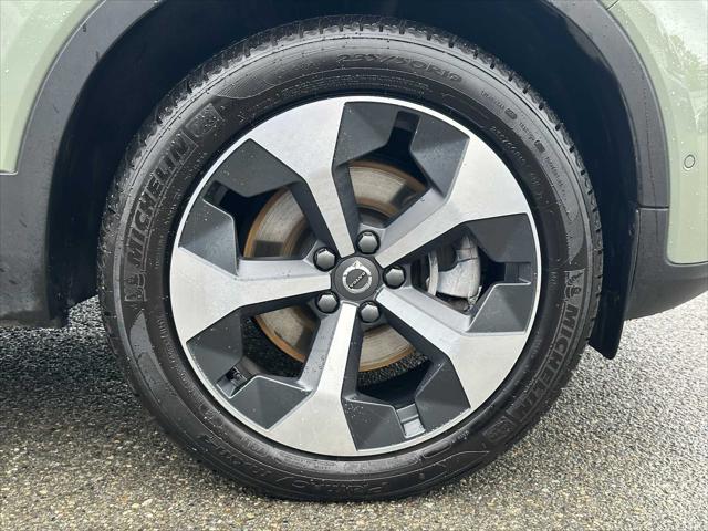 2025 Volvo XC40 B5 Plus Bright Theme