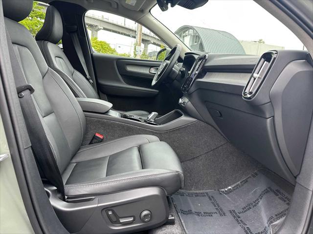2025 Volvo XC40 B5 Plus Bright Theme