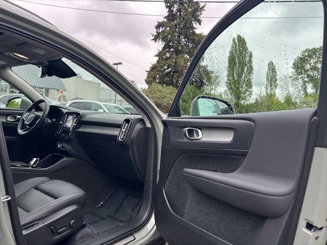 2025 Volvo XC40 B5 Plus Bright Theme