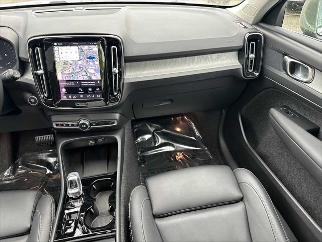 2025 Volvo XC40 B5 Plus Bright Theme