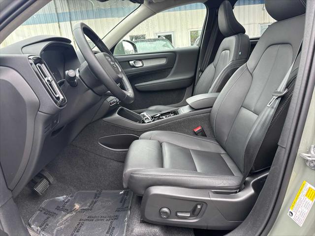 2025 Volvo XC40 B5 Plus Bright Theme
