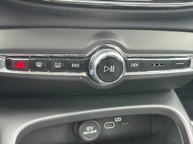2025 Volvo XC40 B5 Plus Bright Theme