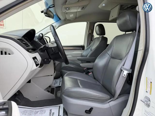 2010 Volkswagen Routan SE