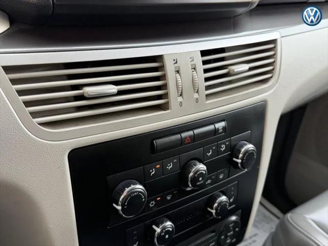 2010 Volkswagen Routan SE