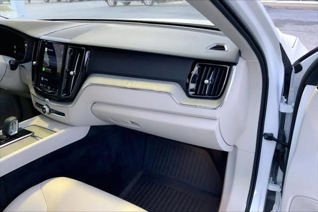 2023 Volvo XC60 B5 Plus Dark Theme