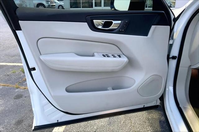 2023 Volvo XC60 B5 Plus Dark Theme