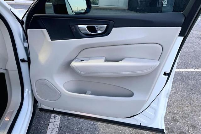 2023 Volvo XC60 B5 Plus Dark Theme