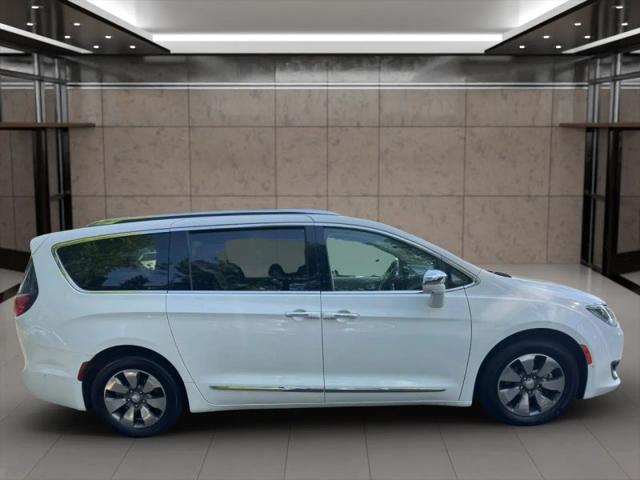 2017 Chrysler Pacifica Hybrid Platinum