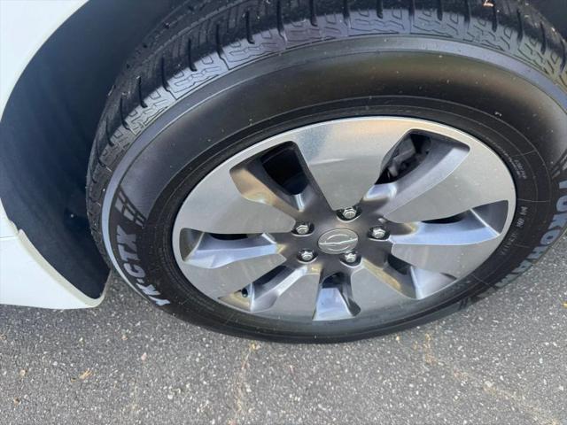 2017 Chrysler Pacifica Hybrid Platinum