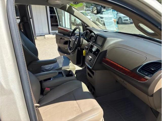 2013 Chrysler Town & Country Touring