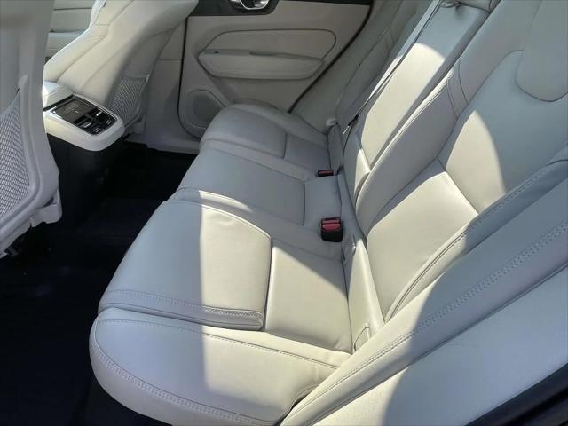 2023 Volvo XC60 B5 Ultimate Bright Theme