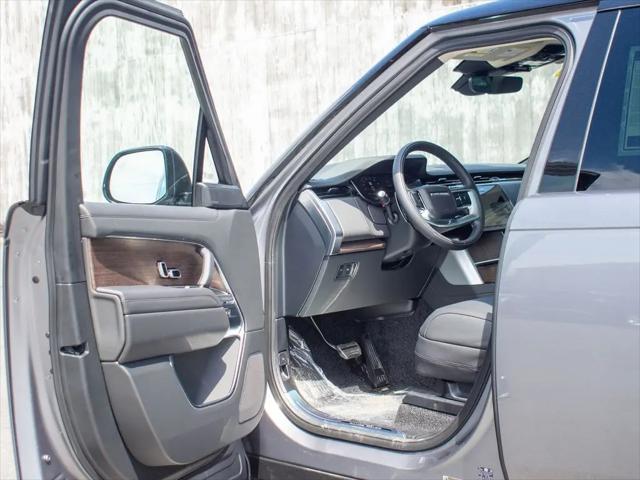 2026 Land Rover Range Rover P550e SE