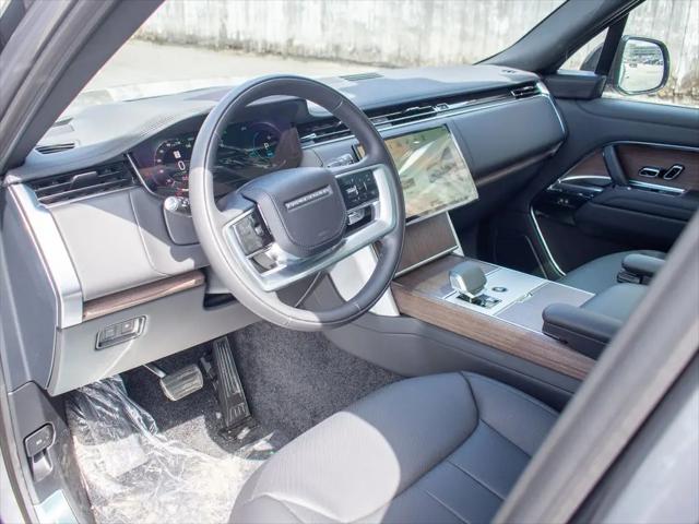 2026 Land Rover Range Rover P550e SE