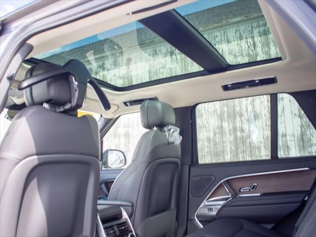 2026 Land Rover Range Rover P550e SE