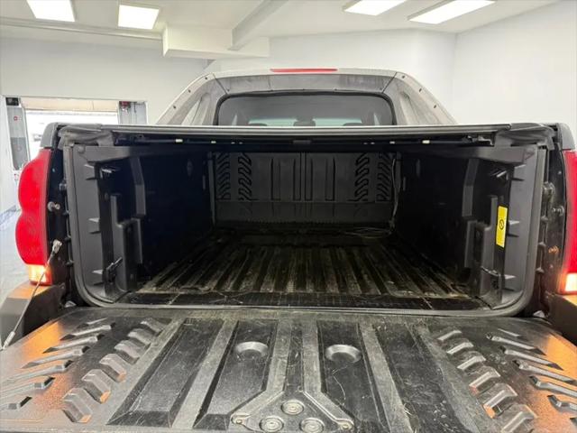 2003 Chevrolet Avalanche Base