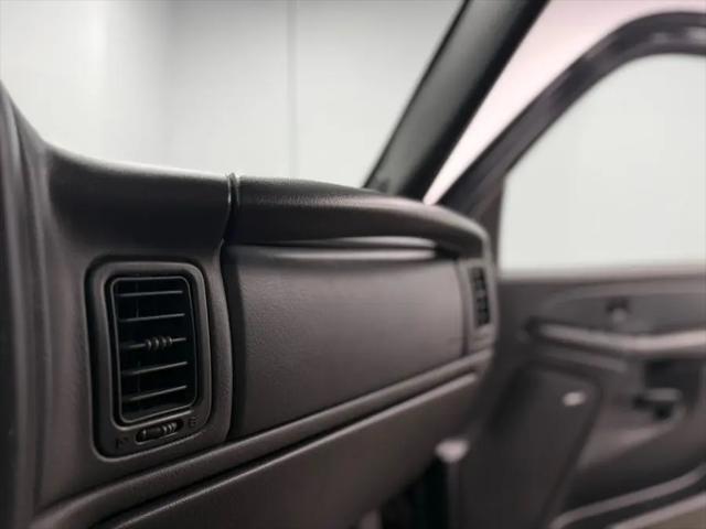 2003 Chevrolet Avalanche Base