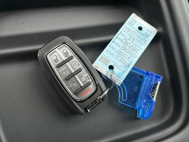 2027 Chrysler Pacifica Select