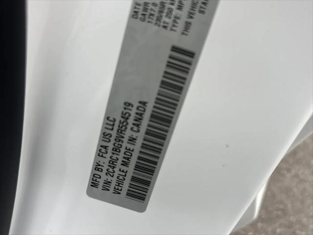 2027 Chrysler Pacifica Select