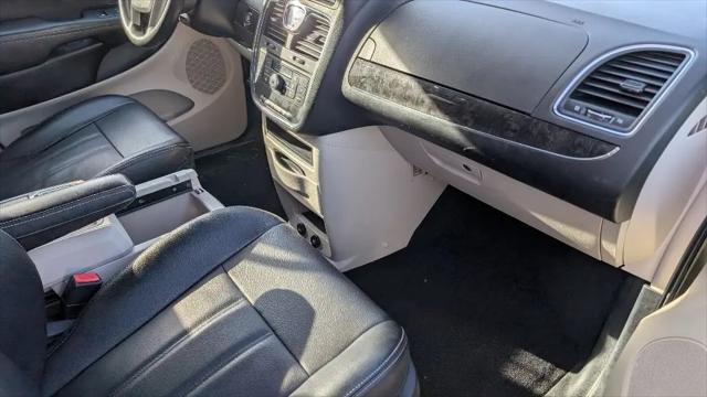 2016 Chrysler Town & Country Touring