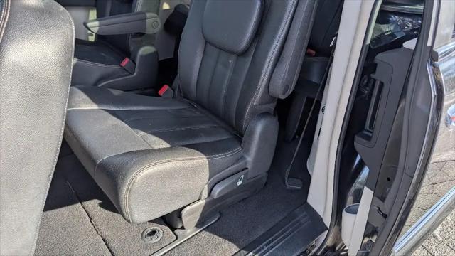2016 Chrysler Town & Country Touring